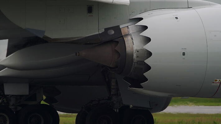 산업 여행 비행기 사람없음 금속 힘 기계 에너지 화물 업무 작업 부채 칼날 닫기 공항 묘사 항공 속도 출발 활주로 제트기 승객 이륙 엔진 정비공 기어 세대 모터 대패 항공사 4K MOV 해외동영상 클립영상 길 컨셉 항공교통 교통시설 모션 재질 대중교통 운송업 기술자 동영상 파일형식