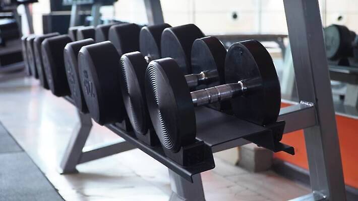 라이프스타일 스포츠 근육 실내 건강 사람없음 내부 세트 운동 금속 검은색 힘 아령 방 장비 기차 무게 몸무게 보디빌딩 철 연습 클럽 체육관 리프트 역도 무거움 리프팅 벙어리 신발장 줄서기 많음 4K MP4 해외동영상 클립영상 육상교통 컬러 컨셉 모션 재질 대중교통 생활 헬스 동영상 파일형식