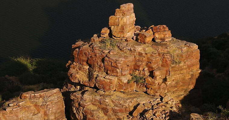 모양 디자인 컬러 조각 과학 백그라운드 패턴 자연 산 사람없음 장식 갈색 금속 수확 거친 동굴 크리스탈 광석 보석 철 발굴 언덕 질감 꼬리 날것 대리석 다이아몬드 치수 깊이 지질학 호러 화강암 니켈 4K MOV 해외동영상 클립영상 교육 무늬 농업 재료 재질 암석 원소 생태계 공포 동영상 파일형식