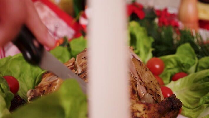 전통 접시 계절 어린이 음식 조각 크리스마스 유리 휴가 쟁반 육류 선물 요리 사람없음 장식 상자 축제 식사 저녁식사 축하 칼 닫기 자르기 레드와인 굽기 먹기 허브 유기농 목각 칠면조 스터핑 맛있는 4K MOV 해외동영상 클립영상 식물 식기 웰빙 기념일 컨셉 식재료 모션 재질 조류 사람 와인 구이 동영상 파일형식