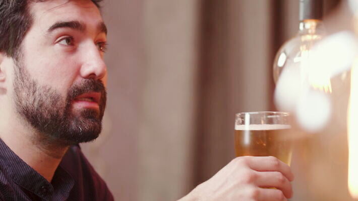 백인 라이프스타일 남자 음료 유리 휴식 맥주 실내 이야기 대화 미소 사람 앉기 성인 사람없음 내부 파티 식당 카페 수확 마시기 축하 알코올 바 저녁 계산대 알림 소셜 혼자 4K MOV 해외동영상 클립영상 서양인 컨셉 농업 모션 재질 주류 표정 말하기 이벤트 생활 상점 야간 동영상 파일형식