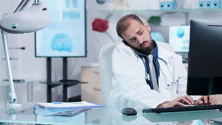 백인 직업 응시 유니폼 통신 청진기 모바일 세포 기술 실내 건강 병원 실험 말하기 대화 사람 앉기 성인 스마트폰 핸드폰 약 외침 듣기 의사 흰색 업무 실험실 토론 무선전화기 약속 4K MOV 해외동영상 클립영상 서양인 시선 옷 컬러 의학 의료기기 모션 내부 전자제품 스마트기기 소리 의료진 작업 전화기 동영상 파일형식