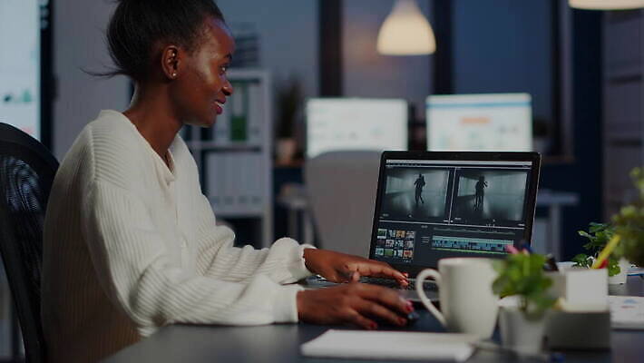 편집 직업 디자인 비즈니스 사업가 노동자 직장 실내 피곤 창조 앉기 경사 사람없음 그래픽 노트북 컴퓨터 사무실 디지털 스크린 모니터 검은색 업무 작업 야간 디자이너 책상 예술가 업무과다 야근 동영상 그래픽디자이너 마감 소프트웨어 프리랜서 4K MOV 해외동영상 클립영상 자연요소 컬러 가구 컨셉 회사 모션 내부 전자제품 파일형식