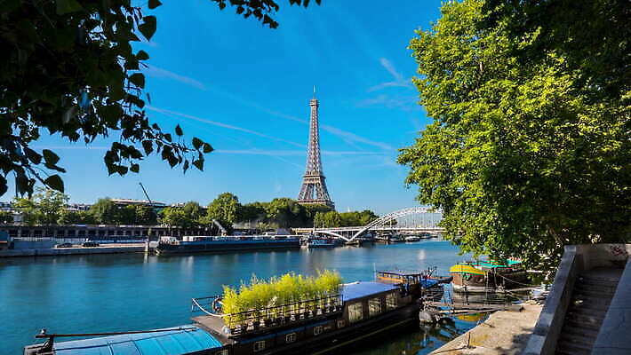 나무 전통문화 여행 건축양식 하늘 풍경 사람없음 야외 물 관광지 강 프랑스 도시 보트 랜드마크 선박 파리(프랑스) 4K 타임랩스 락다운 MOV 해외동영상 클립영상 자연요소 식물 전통 건축 유럽 문화 수상교통 배_교통 촬영기법 동영상 파일형식