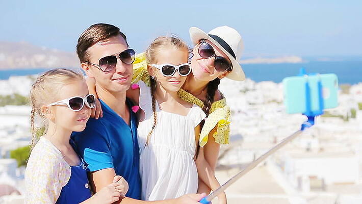 라이프스타일 여자 행복 유럽 어린이 섬 여행 건축양식 가족 엄마 지붕 휴가 거리 함께함 미소 사람 여러명 파란색 관광지 스마트폰 도시풍경 컬러풀 여행객 카메라 흰색 도시 네트워크 아빠 셀프카메라 지중해 그리스 그림 좁은 타운 그리스인 로마인 미코노스섬 셀프 MOV 해외동영상 클립영상 서양인 건축 감정 나라 바다 컬러 다수 컨셉 관계 표정 인종 풍경 생활 전자제품 핸드폰 스마트기기 사진촬영 동영상 파일형식