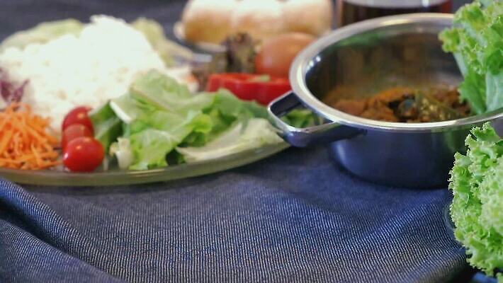 전통 접시 손 문화 음식 백그라운드 컨셉 과일 가족 탁자 디저트 주택 건강 요리 사람 동양인 사람없음 파란색 식당 식사 저녁식사 흰색 축하 맛 아침식사 상품 수집 먹기 유기농 대추 서빙 M 점심식사 단식 맛있는 MP4 해외동영상 클립영상 식기 웰빙 알파벳 컬러 가구 관계 모션 인종 건물 신체부위 상점 동영상 파일형식