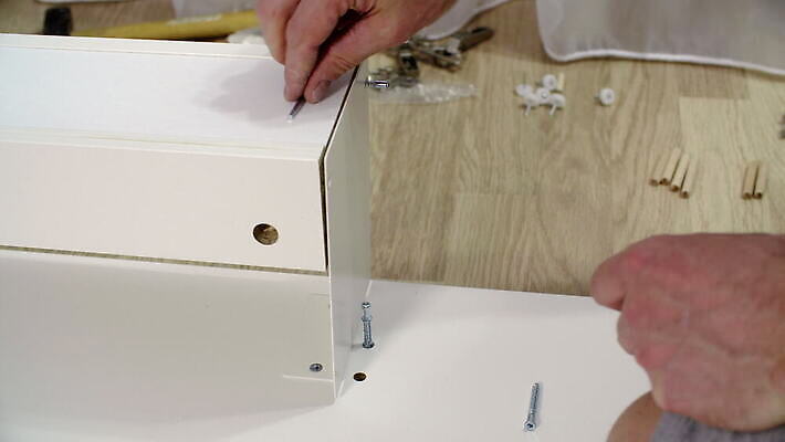 남자 가구 컨셉 노동자 주택 실내 관리 사람 사람없음 흰색 기구 공구 스패너 수리 닫기 널 연결 찬장 캐비닛 목공예 고정 DIY 유지 조립 공예가 설치 업그레이드 조이기 4K MOV 해외동영상 클립영상 직업 컬러 생활용품 모션 취미 내부 건물 도구 공예 사물함 동영상 파일형식