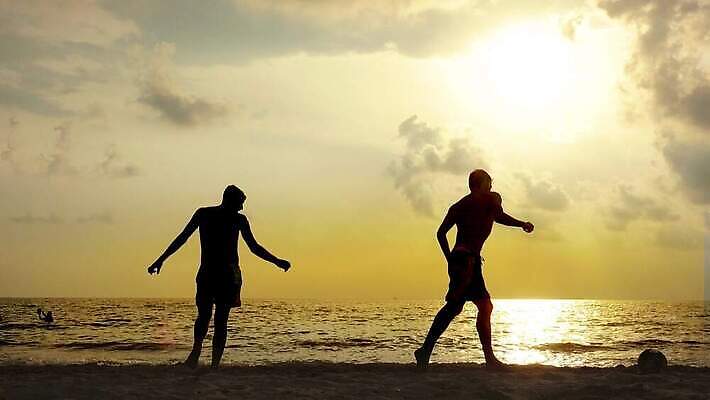 남자 실루엣 모래 스포츠 바다 공 놀이 사람 야외 물 태양 일출 축구 일몰 게임 그룹 킥 브라질 브라질사람 4K MP4 해외동영상 클립영상 자연요소 모션 촬영기법 구기 노을 남아메리카 동영상 파일형식