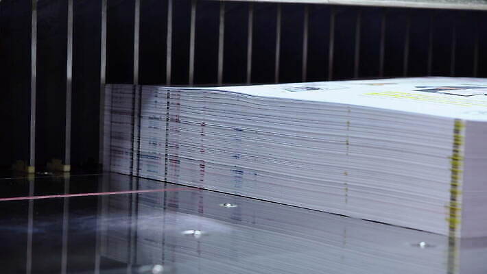 디자인 산업 종이 선 컬러 비즈니스 통신 공장 노동자 주택 사람없음 상점 디지털 기계 벨트 도구 업무 판넬 작업실 신문 제조 잡지 인쇄 종업원 속도 문서 상업 언론 공학 방법 출판 컨베어밸트 4K 인트로 MOV 해외동영상 클립영상 직업 잡화 교육 공업 건물 간행물 작업 뉴스 동영상 파일형식