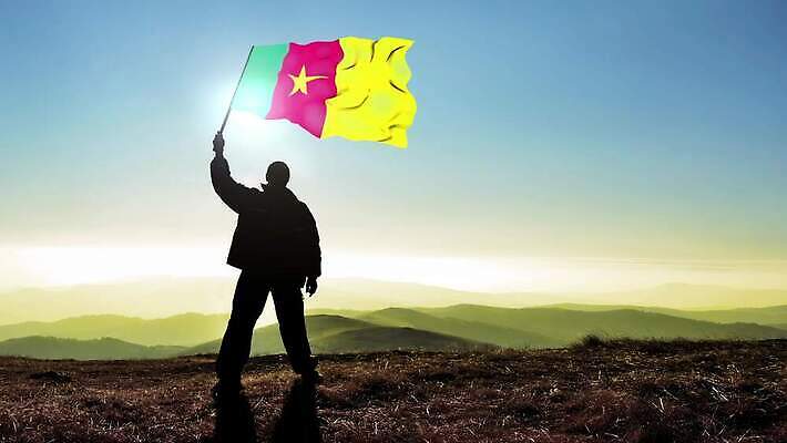 실루엣 파도 백그라운드 컨셉 산 한명 서기 사람 야외 파란색 힘 수확 깃발 잡기 고리 정상 심볼 언덕 긍정 애국심 발견 독립 승자 카메룬 필승 자극 4K MP4 해외동영상 클립영상 1 바다 컬러 농업 모션 아프리카 촬영기법 우승 동영상 파일형식