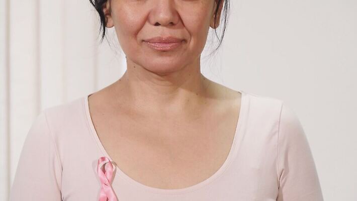 웰빙 분홍색 건강 병원 한명 사람 동양인 인종 치료 뷰티 약 희망 환자 자신감 닫기 질병 가슴 예방 문제 암 외과 리빙 돌봄 종양 지원 생존 4K MOV 해외동영상 클립영상 1 감정 컬러 의학 모션 신체부위 동영상 파일형식