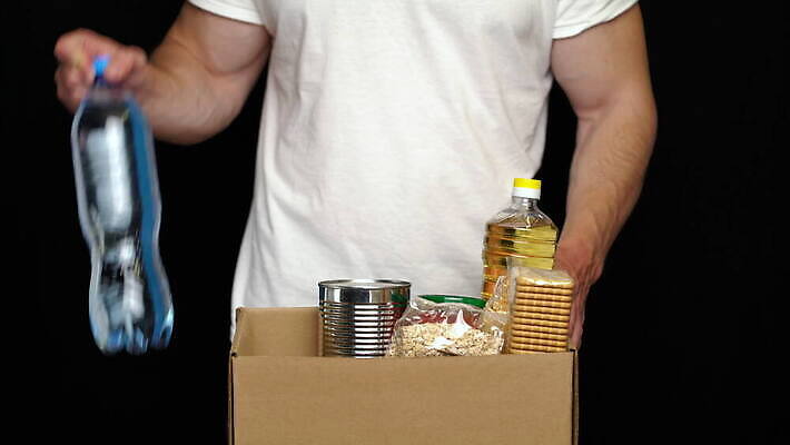 잡화 음식 컨셉 크리스마스 휴가 관리 선물 사람 상자 봉사 도움 캔 컨테이너 가난 서비스 준비 주기 커뮤니티 짐싸기 기부 난민 판지 돌봄 소셜 자선 항목 헬프 공급 동정 자선단체 코로나바이러스 4K MOV 해외동영상 클립영상 기념일 산업 모션 그룹 바이러스 동영상 파일형식