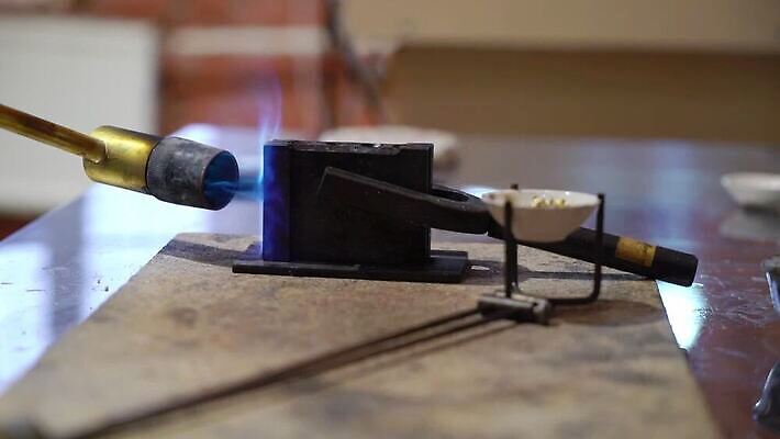 직업 디자인 산업 장신구 탁자 불 노동자 기술 사람없음 노란색 금속 장비 도구 공구 반지 작업 뜨거움 작업실 황금 고급 제조 은색 상품 보석 버너 만들기 난방 공예가 대장장이 백금 솜씨 핸드메이드 화상 MOV 해외동영상 클립영상 자연요소 컬러 가구 컨셉 모션 재질 상처 광석 동영상 파일형식