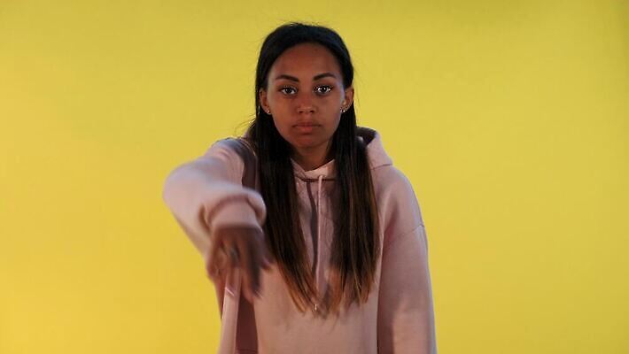 여자 얼굴 백그라운드 한명 사람 단어 노란색 분노 싸움 나쁜 4K MOV 해외동영상 클립영상 문자 1 감정 컬러 모션 신체부위 동영상 파일형식