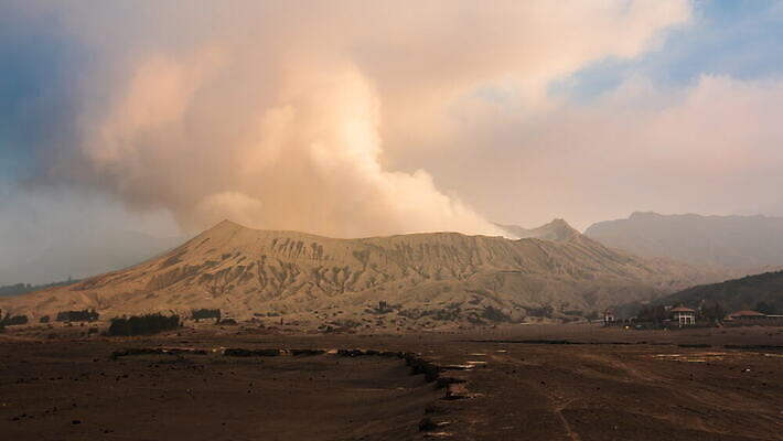 구름 여행 이동 자연 하늘 바람 불꽃 산 사람 풍경 사람없음 야외 햇빛 동남아시아 일몰 사막 안개 연기 위험 큼 폭발 땅 화산 인도네시아 먼지 분화구 스카이라인 연소 랜드마크 절정 4K 타임랩스 MOV 해외동영상 클립영상 자연요소 아시아 컨셉 불 날씨 촬영기법 태양 노을 크기 생태계 동영상 파일형식