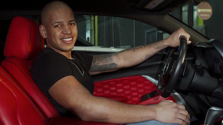 라이프스타일 디자인 남자 행복 도로 스포츠 여행 교통시설 자동차 한명 미소 사람 내부 섹시 유행 운전 도시 운전사 고급 우아함 속도 자동 총각 혼자 스타일 소유 4K MOV 해외동영상 클립영상 직업 1 감정 길 육상교통 교통 컨셉 모션 표정 생활 시설 동영상 파일형식