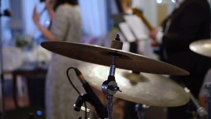 백인 손 남자 음악 포즈 노래 놀이 타악기 사람 금속 소리 콘서트 공연 연주자 음악가 장비 모임 무대 기구 악단 마이크 클럽 드럼 예술가 쇼 오디오 재즈 드러머 드럼스틱 리듬 뮤지컬 베이스 실행 팝 생존 MOV 해외동영상 클립영상 서양인 직업 악기 음향기기 재질 현악기 문화예술 이벤트 신체부위 전자제품 동영상 파일형식