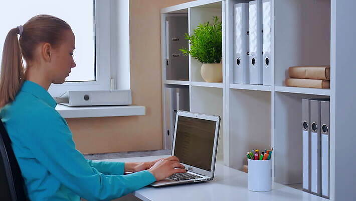 백인 학생 라이프스타일 교육 의자 회사 비즈니스 사업가 창문 휴식 노동자 직장 피곤 한명 앉기 내부 옆모습 노트북 스터디 금발 사무실 머리 타이핑 업무 작업 직장인 비즈니스우먼 서핑 작업실 끝 종업원 업무과다 포니테일 종료 밀레니얼 4K MOV 해외동영상 클립영상 서양인 직업 1 헤어스타일 여자 뷰포인트 가구 컨셉 모션 사람 생활 신체부위 경제 전자제품 학습 수상스포츠 동영상 파일형식