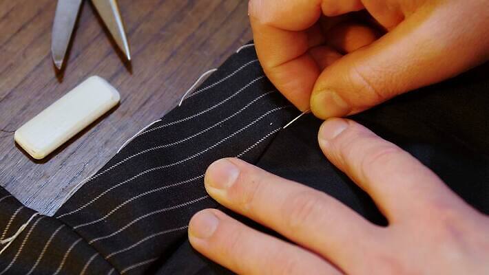 직업 전통 디자인 드레스 옷 남자 셔츠 무늬 비즈니스 성공 실내 한명 사람 정장 성인 유행 상점 재킷 직물 면 자신감 작업실 우아함 제조 묘사 측정 장인 재단 재단사 바늘땀 핸드메이드 스타일 4K MP4 해외동영상 클립영상 1 감정 컨셉 상의 내부 외투 동영상 파일형식