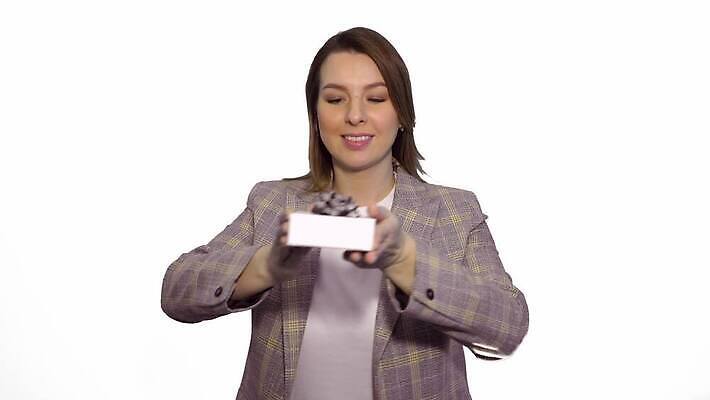 백인 손 응시 감정 백그라운드 휴가 손바닥 선물 한명 사람 상자 금발 놀람 분노 축하 표현 잡기 던지기 좌절 충격 보여주기 나쁜 고립 부정적 4K MOV 해외동영상 클립영상 서양인 1 헤어스타일 시선 컨셉 모션 표정 신체부위 동영상 파일형식