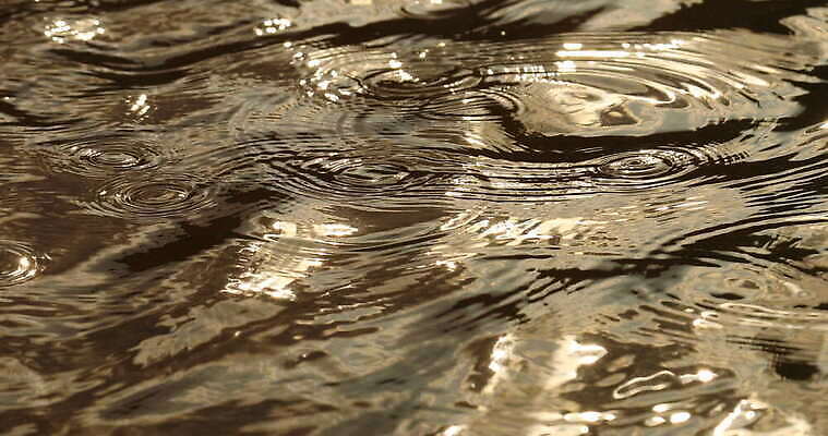 도로 지구 파도 컬러 여행 겨울 모션 자연 이끼 사람없음 물 강 달리기 평화 환경 폭포 흐름 바위 개울 매끈함 달빛 순수 언덕 질감 수로 운하 암초 배수구 블러 4K MOV 해외동영상 클립영상 자연요소 계절 길 바다 컨셉 교통시설 달 돌_바위 감각 생태계 동영상 파일형식