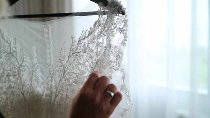 백인 손 드레스 옷 여자 딸 리본 결혼 신혼부부 결혼식 기념 이벤트 성인 유행 귀여움 낭만 흰색 축하 가운 고급 우아함 닫기 묘사 들러리 착용 코르셋 헬프 스타일 놓기 MOV 해외동영상 클립영상 서양인 부부 컬러 컨셉 가족 모션 사람 신체부위 도움 신혼 동영상 하객 파일형식