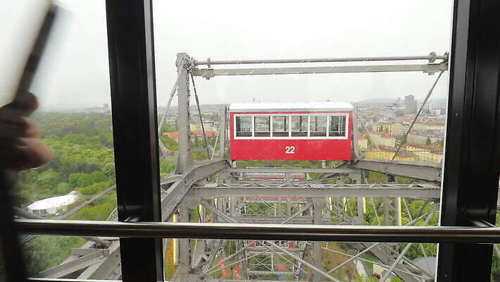 나무 공원 여행 창문 모션 하늘 휴식 사람없음 야외 건물 초록색 기계 기쁨 도시 원형 비엔나 오스트리아 승차 숲 그림 회전 회전목마 4K MOV 해외동영상 클립영상 도형 식물 건축물 공공시설 감정 유럽 컬러 컨셉 놀이기구 동영상 파일형식