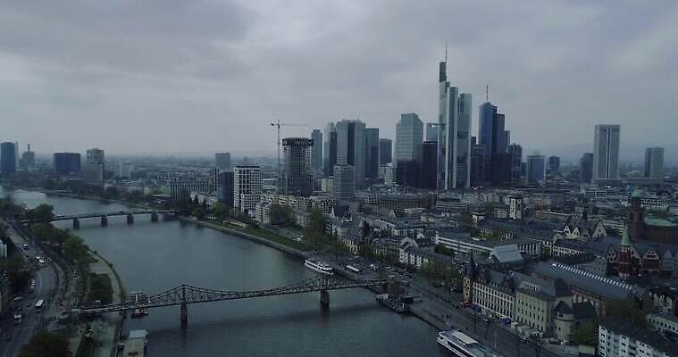 여행 비즈니스 건축양식 하늘 독일 안테나 사람없음 건물 금융 강 도시풍경 사무실 일출 탑 고층빌딩 일몰 도시 도심 저녁 메인 상업 지역 스카이라인 드론 랜드마크 프랑크푸르트 4K MP4 해외동영상 클립영상 건축물 건축 유럽 통신 풍경 빌딩 경제 노을 야간 동영상 파일형식