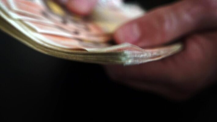 직업 손 남자 종이 백그라운드 지폐 돈 비즈니스 성공 관리 사람 정장 사람없음 금융 사무실 검은색 어둠 거래 저축 유로 잡기 악단 업무 비즈니스맨 계산 시장 재산 구매 주기 투자 만들기 결제 계산서 월급 빚 마피아 부정부패 세금 카운트 4K MP4 해외동영상 클립영상 옷 음악 컬러 컨셉 모션 신체부위 경제 쇼핑 작업 직장인 동영상 파일형식