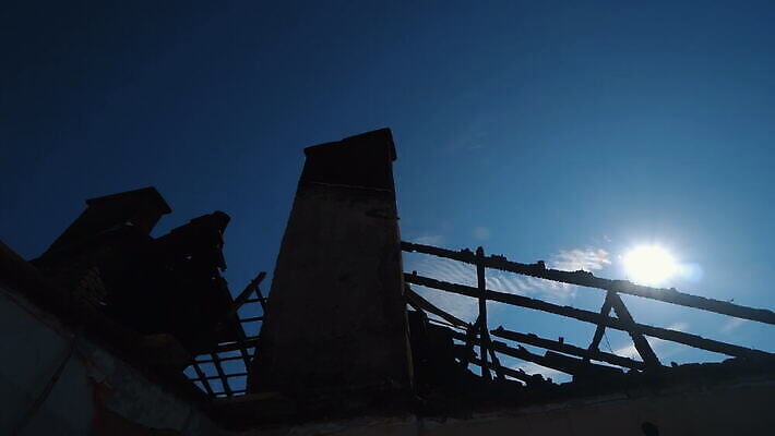 지붕 불 주택 사람없음 목재 문 검은색 슬픔 긴급 뜨거움 연기 위험 폭발 소방관 서비스 화재 보험 연소 비극 영원 옛날 재 재앙 지옥 헬프 화상 4K MOV 해외동영상 클립영상 자연요소 나무 감정 컬러 컨셉 재료 건물 도움 상처 구조원 소방 사건 동영상 파일형식