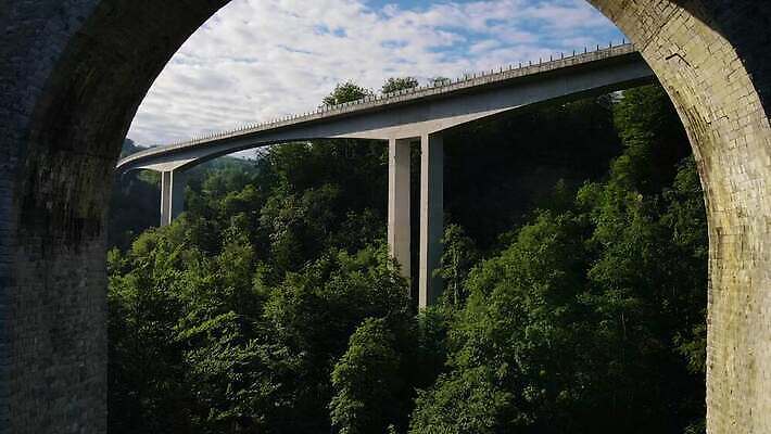 나무 산업 도로 교통수단 여행 백그라운드 건축양식 자동차 자연 하늘 산 안테나 풍경 사람없음 야외 초록색 마을 금속 골짜기 계곡 봄 시골 기둥 고속도로 숲 짐차 구름다리 굴곡 넘어짐 드론 랜드마크 루트 방법 지원 철강 콘크리트 4K MP4 해외동영상 클립영상 식물 계절 건축 길 육상교통 컬러 교통 통신 교통시설 모션 재질 다리 생태계 동영상 가교 파일형식