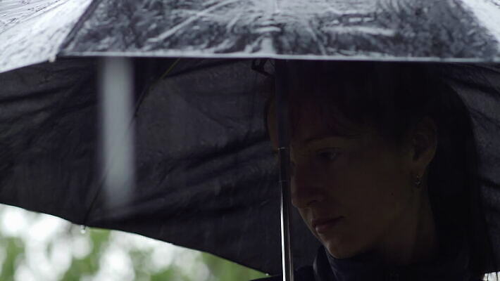 백인 라이프스타일 여자 감정 백그라운드 생각 우산 하늘 바람 날씨 한명 사람 성인 야외 여름 유행 걷기 검은색 젖음 추위 슬픔 가을 떨어짐 소프트포커스 아래 부정적 섬광 우울감 우울증 스타일 4K MOV 해외동영상 클립영상 자연요소 서양인 1 계절 컬러 컨셉 모션 촬영기법 생활 질병 방향 위치 동영상 파일형식