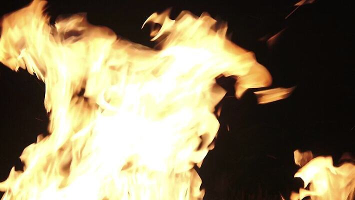 백그라운드 오렌지 모션 자연 벽지 불꽃 따뜻함 사람없음 빨간색 빛 노란색 검은색 힘 에너지 긴급 손전등 뜨거움 고리 더위 야간 위험 모닥불 사건 묘사 벽난로 질감 매움 화재 연료 파열 연소 엘리먼트 점화 지옥 진짜 화상 4K HD MP4 해외동영상 클립영상 자연요소 컬러 컨셉 과일 불 날씨 조명 맛 상처 생태계 동영상 파일형식