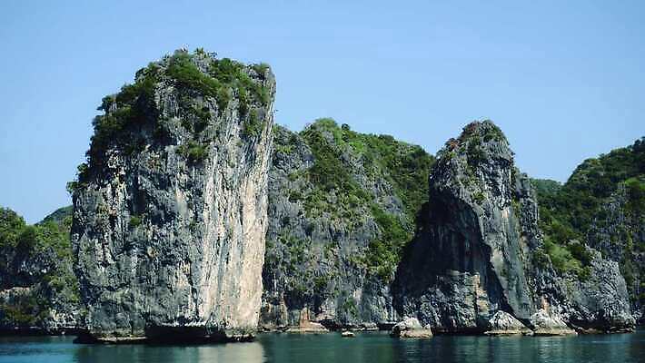 아시아 바다 섬 여행 자연 휴가 산 동양인 풍경 사람없음 물 여행객 만 보트 베트남 인도차이나반도 4K MOV 해외동영상 클립영상 자연요소 나라 사람 인종 동남아시아 배 생태계 동영상 선박 파일형식