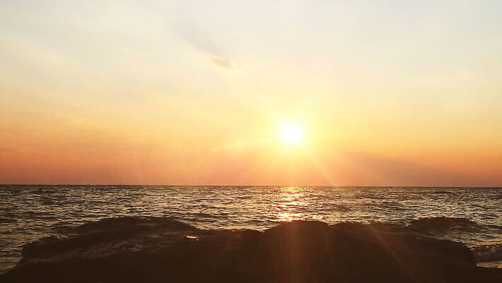 실루엣 파도 바다 여행 백그라운드 오렌지 자연 하늘 휴가 휴식 사람없음 빨간색 물 빛 모래사장 햇빛 태양 노란색 일출 맑음 황혼 일몰 새벽 낭만 광선 서핑 황금 하와이 공상 스카이라인 내추럴 파라다이스 하와이인 수평선 MOV 해외동영상 클립영상 자연요소 외국인 컬러 컨셉 과일 날씨 촬영기법 노을 미국 수상스포츠 생태계 동영상 파일형식