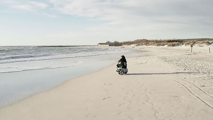 모래 바다 휴식 한명 사람없음 야외 침묵 이탈리아 승차 장애 독립 토스카나 수평선 MOV 해외동영상 슬로모션 클립영상 1 유럽 컨셉 모션 촬영기법 사람 소리 동영상 파일형식