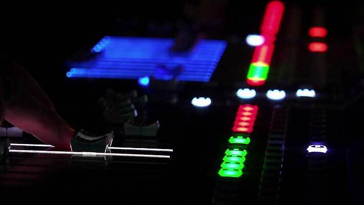 직업 손 산업 음악 버튼 조명 실내 손잡이 사람없음 빛 파티 디지털 어둠 소리 콘서트 장비 판넬 엔지니어 볼륨 혼합 믹서 DJ 책상 라디오 전자 오디오 방송 스위치 스테레오 계량기 빛망울 위로 섞기 제어 채널 주도 4K MP4 해외동영상 클립영상 가구 문화예술 이벤트 내부 신체부위 전자제품 공연 예절 기술자 동영상 파일형식