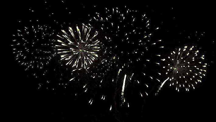 기념일 백그라운드 하늘 불 추상 휴가 기념 폭죽 불꽃놀이 이벤트 사람없음 컬러풀 파티 검은색 축제 어둠 축하 야간 큼 폭발 만화 묘사 질감 애니메이션 파열 고립 광 진짜 많음 4K MOV 해외동영상 클립영상 자연요소 컬러 컨셉 무늬 놀이 크기 동영상 파일형식