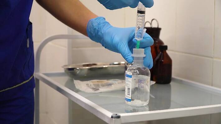 직업 장갑 건강 병원 주사기 치료 약 방 장비 흐름 간호사 의사 긴급 바늘 액체 바이러스 떨어짐 질병 준비 튜브 주사약 외과 해결 조제 돌봄 치유 투입 헬프 항생제 코로나바이러스 4K MP4 해외동영상 클립영상 잡화 컨셉 의학 의료기기 모션 의료진 도구 도움 만들기 동영상 파일형식