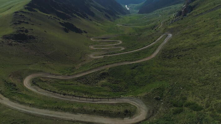 도로 여행 곡선 자연 하늘 아침 산 안테나 사람없음 야외 파란색 맑음 자유 안개 통과 드론 절정 키르기스스탄 4K 설정숏 MOV 해외동영상 클립영상 주간 길 선 컬러 컨셉 통신 교통시설 날씨 촬영기법 생태계 동영상 중앙아시아 파일형식
