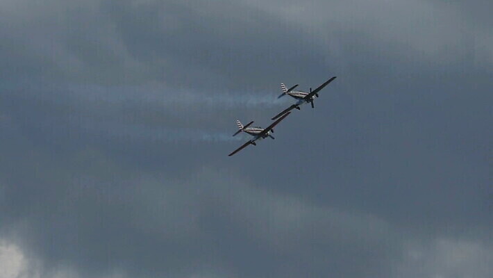 구름 하늘 비행기 안테나 사람없음 파란색 세계 힘 수확 골동품 역사 작음 파일럿 공군 항공 복고 군용 프로펠러 전쟁 쇼 해군 제트기 에어쇼 대패 옛날 착륙 폭격기 MOV 해외동영상 클립영상 자연요소 직업 무기 컬러 농업 통신 항공교통 대중교통 군대 크기 동영상 파일형식