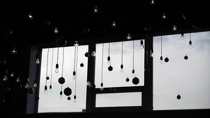 줄 결혼 전구 휴가 조명 주택 매달리기 사람없음 장식 빛 노란색 파티 축제 화환 황혼 모임 수확 등불 램프 축하 야간 저녁 오브젝트 잔치 보케 빛망울 광 뒤뜰 텅스텐 MOV 해외동영상 클립영상 자연요소 꽃 컬러 컨셉 농업 모션 이벤트 건물 일몰 원소 동영상 파일형식