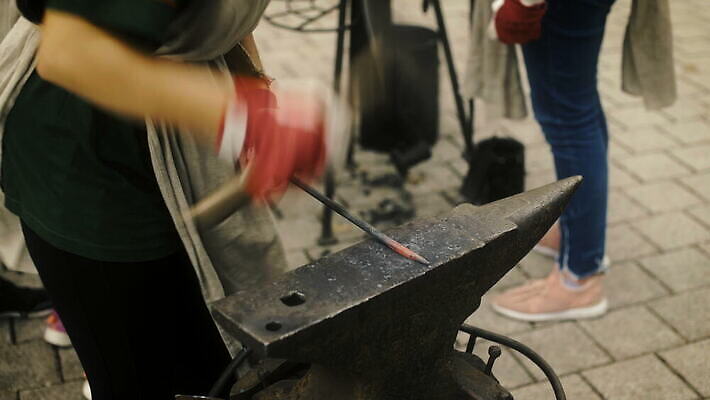 여자 유럽 불 사람없음 성형수술 망치 철 러시아 청동 파운드 대장장이 리투아니아 소비에트 철강 4K MOV 해외동영상 클립영상 자연요소 나라 돈 사람 공구 수술 동영상 파일형식