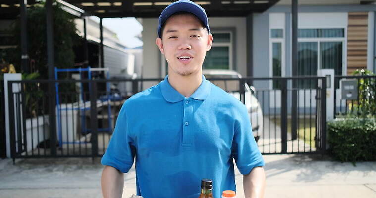 직업 라이프스타일 잡화 남자 음식 유니폼 채소 가방 과일 재료 거리 주택 건강 한명 사람 초록색 쇼핑 상자 바구니 상점 표현 신선 업무 시장 배달원 구매 상품 나무상자 고객 서비스 주기 유기농 패키지 질서 소매 온라인 슈퍼마켓 체크아웃 안락 4K MOV 해외동영상 클립영상 1 웰빙 옷 컬러 컨셉 모션 건물 생활 예절 작업 동영상 파일형식