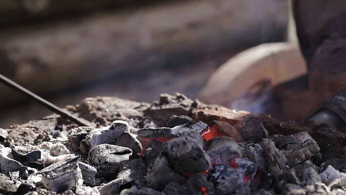 직업 전통 손 불 노동자 기술 사람없음 빨간색 물 빛 상점 금속 검은색 힘 장비 골동품 공구 업무 뜨거움 작업실 연기 제조 망치 철 복고 난방 무거움 광 구식 대장장이 옛날 조작 철강 회복 MOV 해외동영상 클립영상 자연요소 컬러 컨셉 재질 신체부위 도구 작업 무게 동영상 파일형식