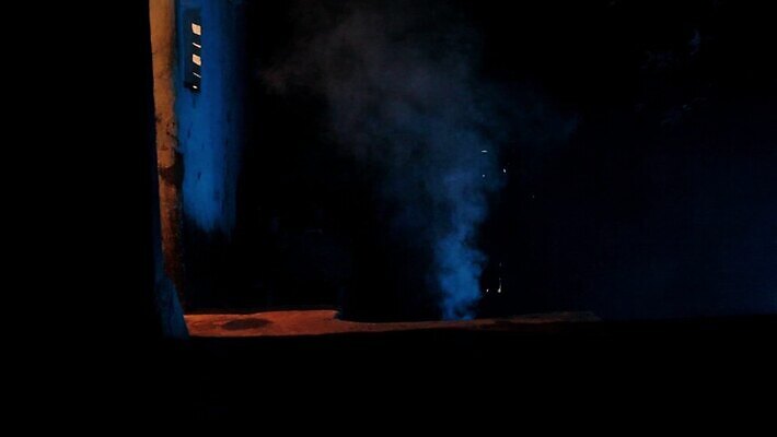 실루엣 컬러 포즈 컨셉 불 조명 주택 흡연 따뜻함 사람없음 검은색 펼침 영혼 연기 유령 야간 번개 신비 시원함 무서움 버리기 영화 콧수염 명상 호기심 공포 연소 할리우드 광 섞기 이상 표준 호러 오싹 탄소 깜빡이다 MOV 해외동영상 클립영상 자연요소 감정 모션 날씨 문화예술 수염 담배 촬영기법 건물 동영상 로스앤젤레스 파일형식