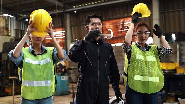 직업 남자 산업 종이 안경 비즈니스 사업가 공장 노동자 대화 안전 사람 동양인 세명 금속 기계 장비 정보 비즈니스맨 기술자 엔지니어 제조 보호 감독 결과 안전모 헬멧 위험 토론 보고서 경영자 감독관 엔진 주인 경영 제어 4K MP4 해외동영상 클립영상 잡화 컨셉 공업 재질 말하기 인종 직장인 안전장비 보호장비 리더 동영상 파일형식