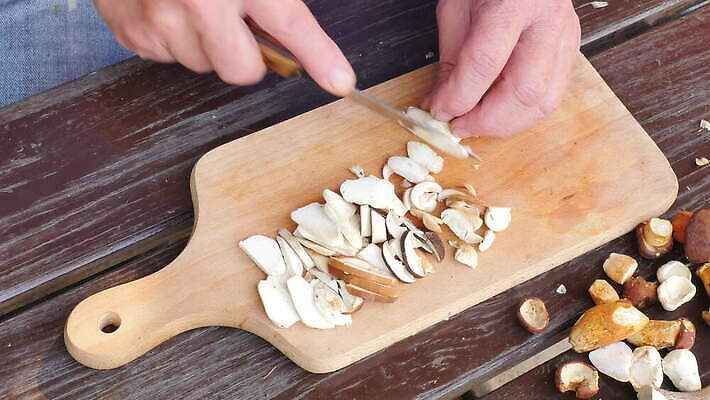 라이프스타일 식기 손 계절 음식 조각 이동 재료 부분 손가락 탁자 주택 도마 손바닥 요리 성인 사람없음 주방 요리사 저녁식사 신선 칼 자르기 준비 날것 냄새 나누기 곰팡이 그물버섯 인내 핸드메이드 4K MOV 해외동영상 클립영상 직업 가구 컨셉 모션 주방용품 사람 건물 생활 신체부위 식사 버섯 동영상 파일형식