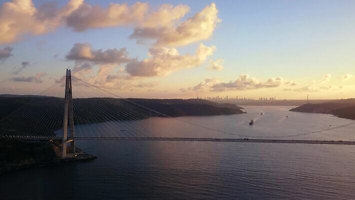 디자인 유럽 아시아 바다 컬러 여행 건축양식 교통시설 하늘 새로움 이스탄불 따뜻함 안테나 파노라마 사람없음 빨간색 하이앵글 컬러풀 태양 탑 일몰 도시 고속도로 큼 북쪽 공학 칠면조 드론 랜드마크 보스포루스 철강 4K MP4 해외동영상 클립영상 자연요소 건축물 교육 건축 나라 도로 뷰포인트 교통 컨셉 통신 조류 촬영기법 노을 크기 방향 시설 동영상 파일형식 튀르키예