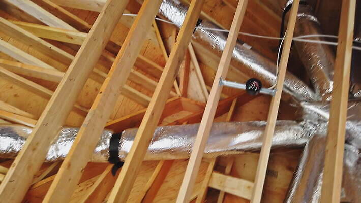 디자인 산업 벽 지붕 주택 프레임 실내 사람없음 내부 건물 목재 금속 방 장비 에너지 추위 업무 뜨거움 천 천장 파이프 시스템 뼈대 고정 난방 온도 린스 설치 업그레이드 철강 파이프라인 4K MOV 해외동영상 클립영상 나무 건축물 재료 재질 직물 작업 파이프_관 동영상 파일형식